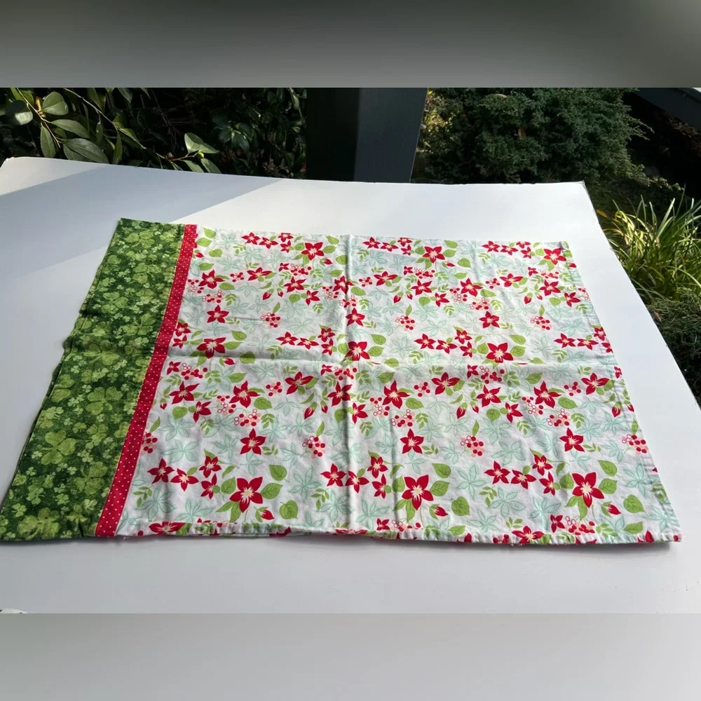 Vintage St. Patricks Day Green & Red Clover 🍀 Floral Cotton Pillowcase